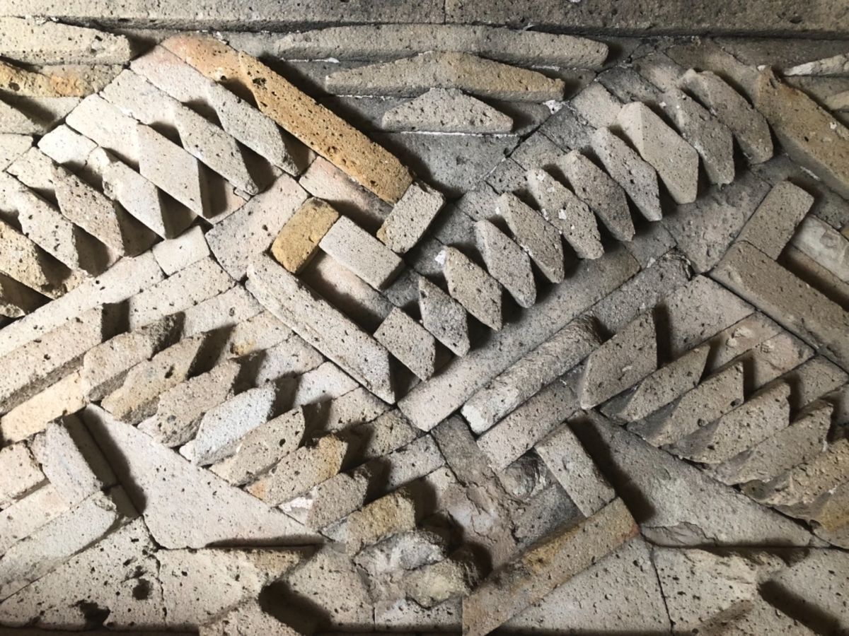 ミトラ遺跡は色んな模様が表現されてて可愛い
近くで見てみるとブロックの積み...