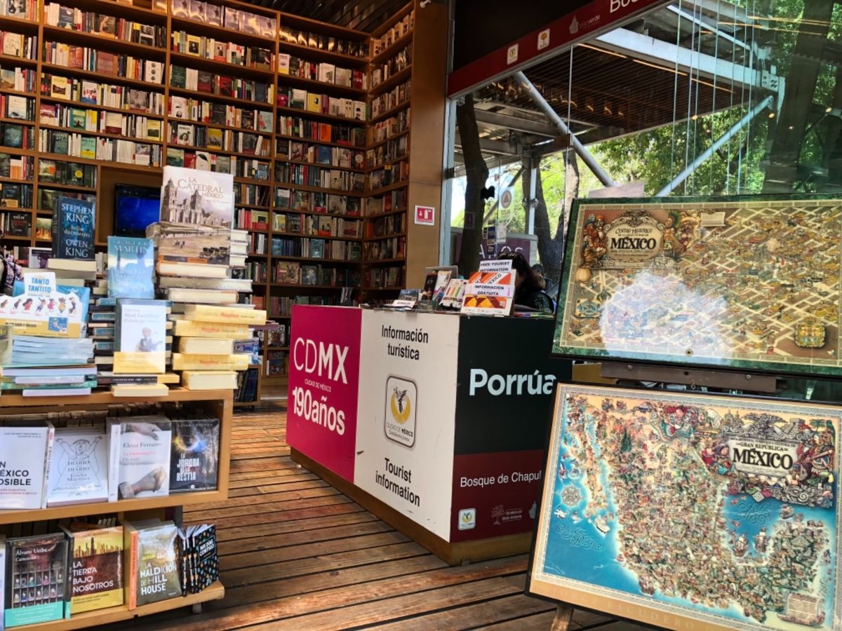 チャプルテペク公園のスタバの前にある本屋さん
我慢したけど大きなマップみた...