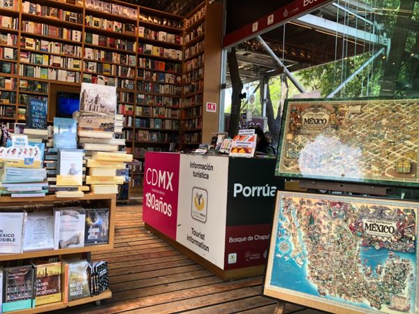 メキシコ・メキシコシティ「憧れのオアハカへ！」の写真：チャプルテペク公園のスタバの前にある本屋...