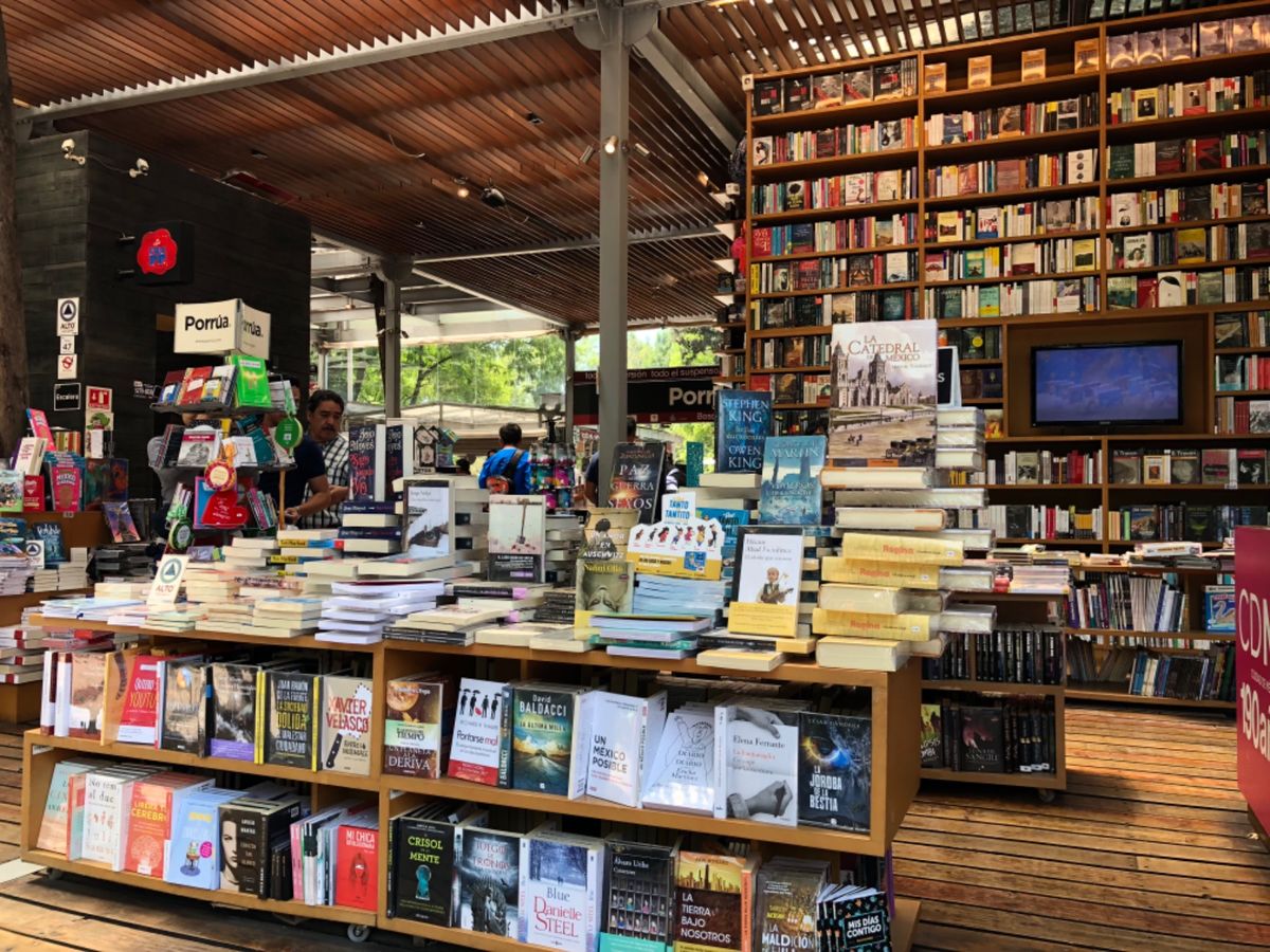 チャプルテペク公園のスタバの前にある本屋さん
我慢したけど大きなマップみた...