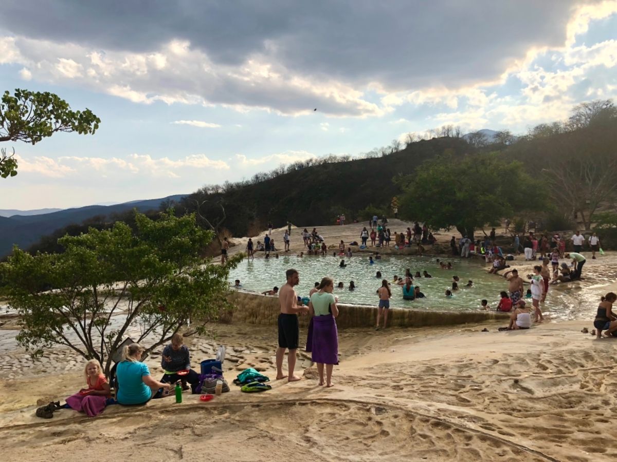 イエルベ・エル・アグア
山の上にある天然のプール

観光客や地元の人がたく...