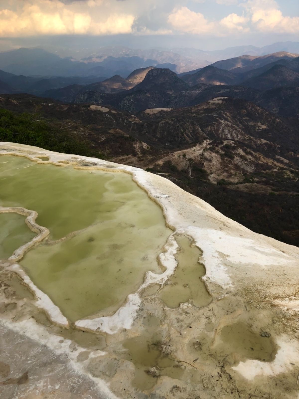 イエルベ・エル・アグア

後ろに見える滝のようなものは実は岩
高いミネラル...