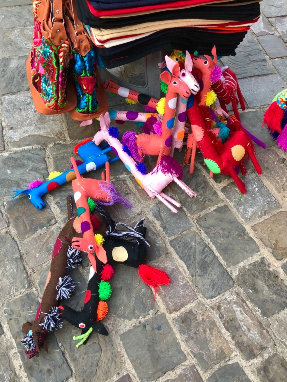 このシュールな人形たち
メキシコシティとかでもたまに売ってるんだけど
オア...