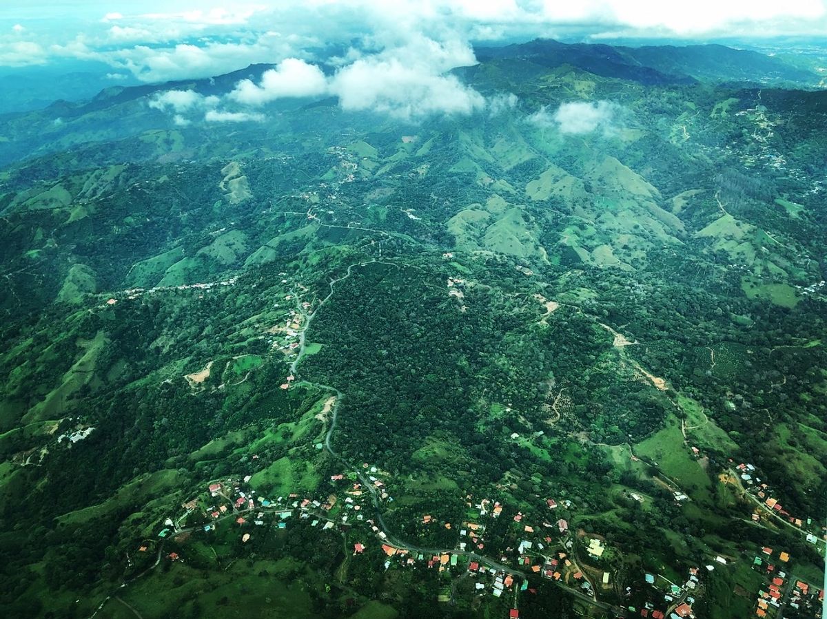 もはや写真だけだと
どこの上空の写真なのかわからないのだけど
位置情報によ...