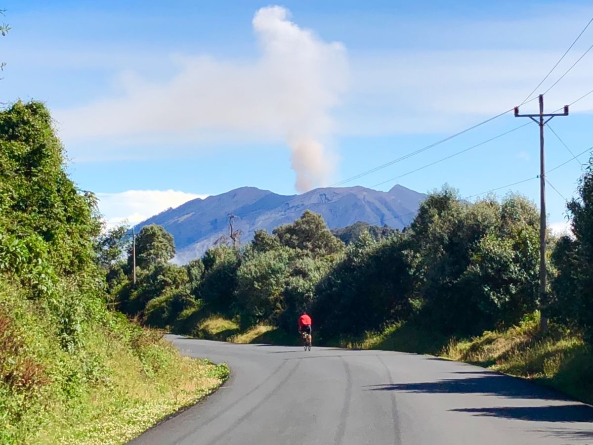 イラス山付近

ちょうど噴火が始まったので車を停めて撮影📸
