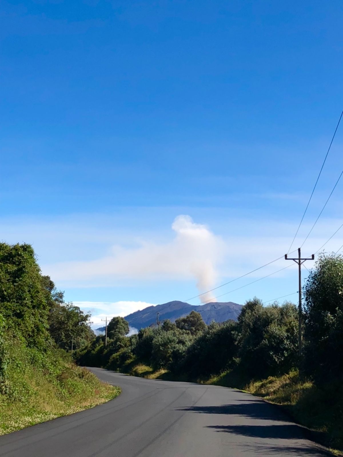 イラス山付近

ちょうど噴火が始まったので車を停めて撮影📸