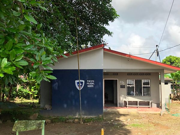 コスタリカ・カルタゴ「動物昆虫自然の宝庫コスタリカ！！」の写真：オサ　マングローブツアーで立ち寄った村
...