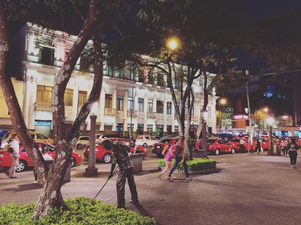 コスタリカ・カルタゴ「動物昆虫自然の宝庫コスタリカ！！」の写真：サンホセの中心街

手前の掃除のおじさん...