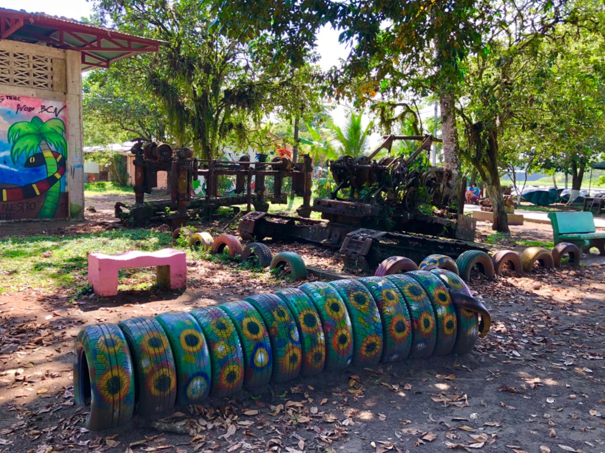 トルトゥゲロ国立公園

廃材が利用されて公園の遊具みたいなのがたくさん作ら...