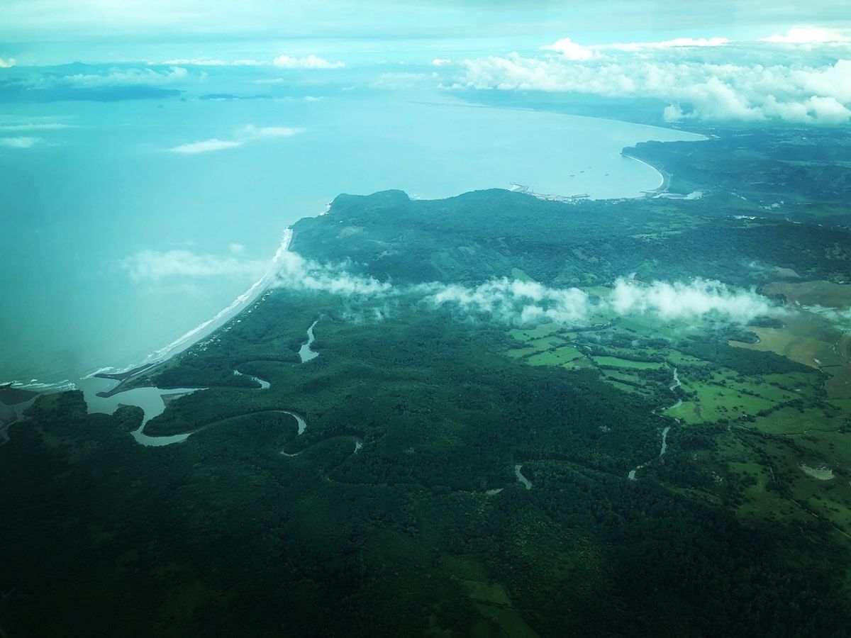 もはや写真だけだと
どこの上空の写真なのかわからないのだけど
位置情報によ...