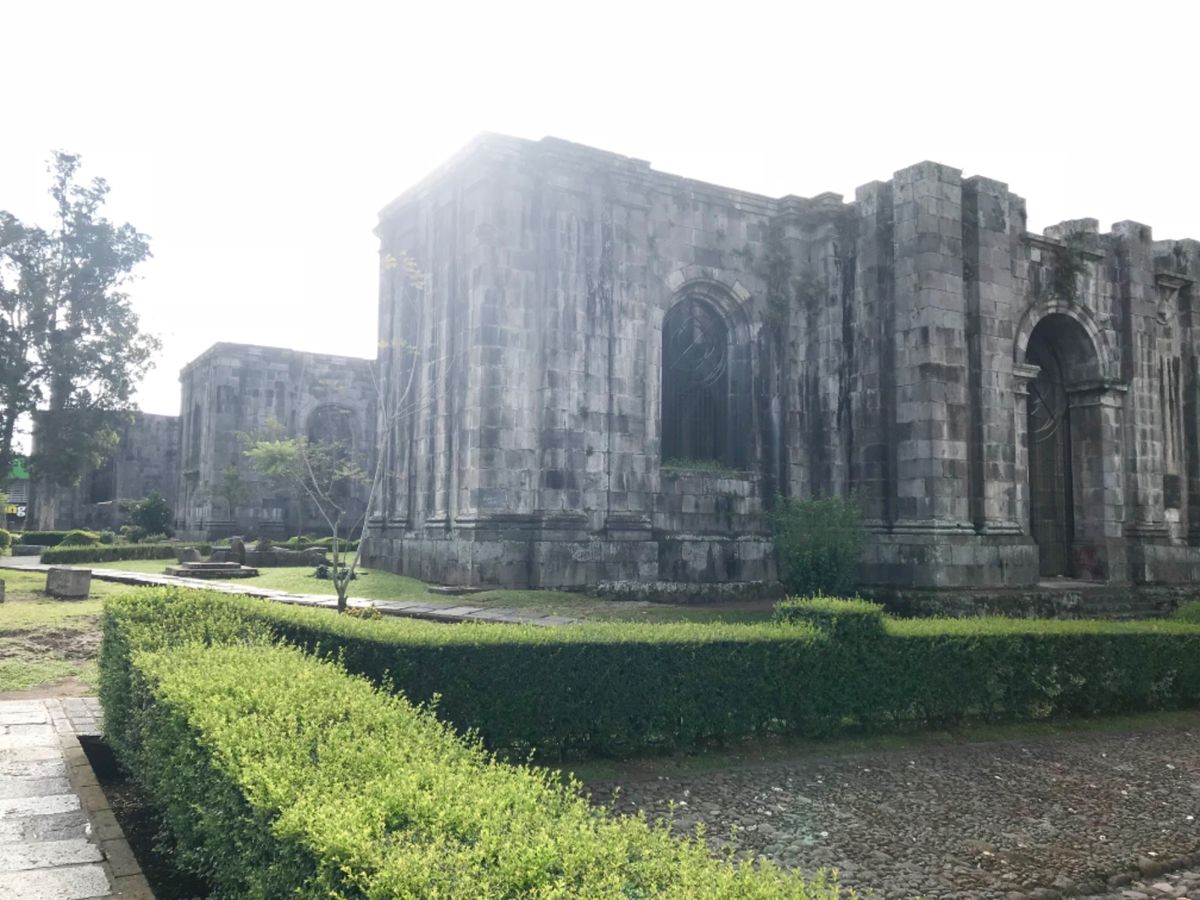 Ruinas del Templo Santiago Apóstol

カ...