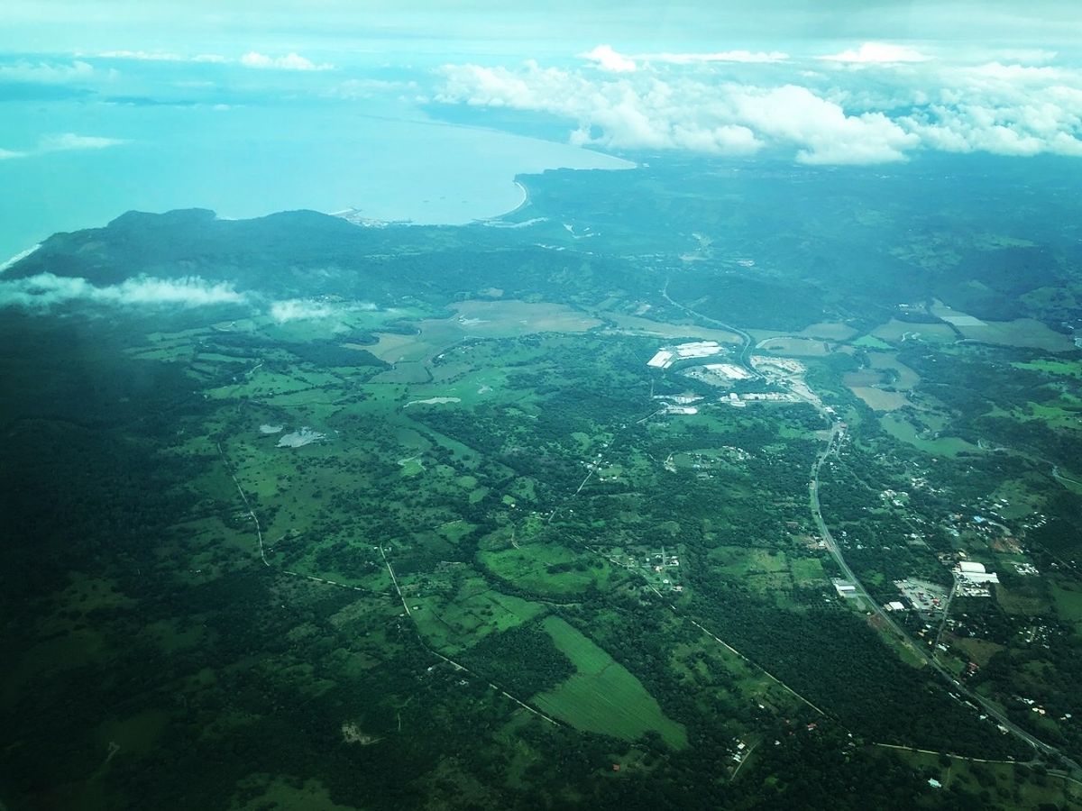 もはや写真だけだと
どこの上空の写真なのかわからないのだけど
位置情報によ...