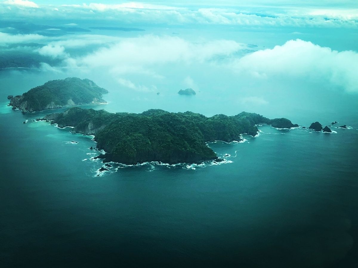 もはや写真だけだと
どこの上空の写真なのかわからないのだけど
位置情報によ...