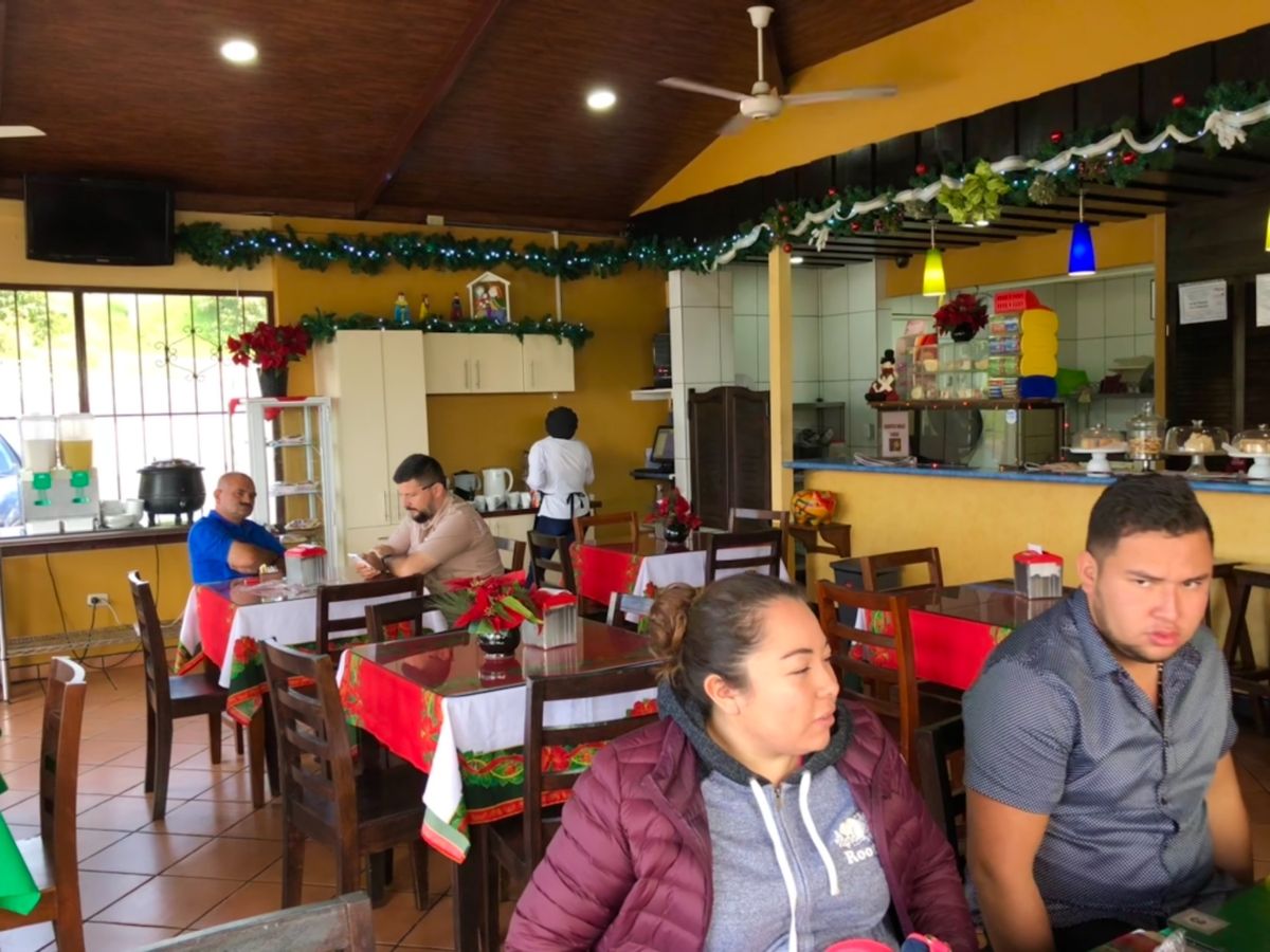 イラス火山を観に行く途中で寄ったレストラン

ここでもバナナと豆

お向か...