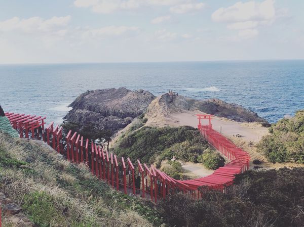 日本・山口県「ゆるりと山口」の写真：元乃隅神社

小さな神社だけど
海を背景...