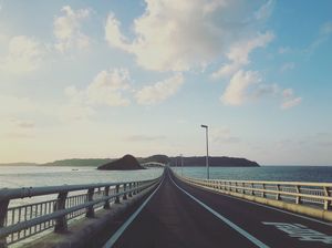 角島大橋

沖縄の古宇利大橋のような眺め
橋の途中では止まれないのが残念