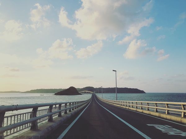 日本・山口県「ゆるりと山口」の写真：角島大橋

沖縄の古宇利大橋のような眺め...