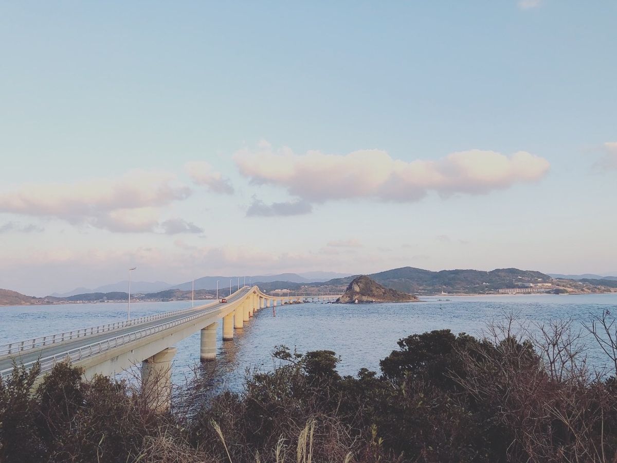 角島大橋

沖縄の古宇利大橋のような眺め
橋の途中では止まれないのが残念
