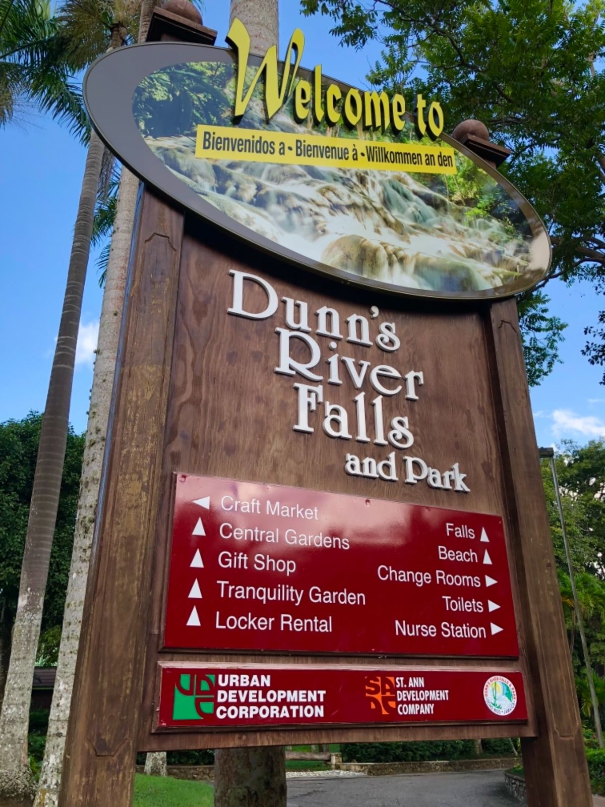 ダンズ・リバー・フォールズ & パーク

ここでは滝登りが楽しめる

ただ...