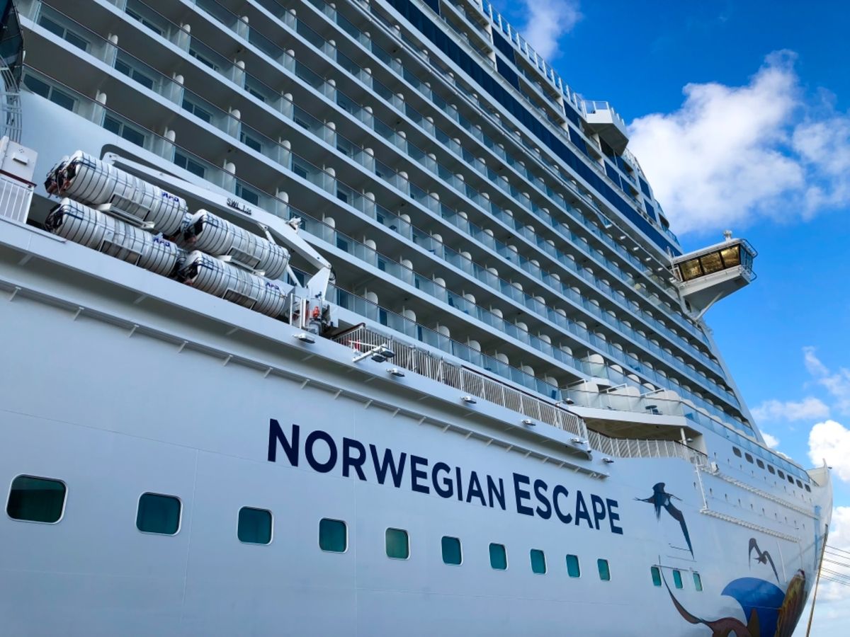 クルーズ船が港に停泊しているところ
近くで見ると巨大マンションみたいで本当...