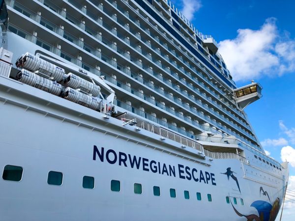 ジャマイカ・モンテゴベイ「カリブ海クルーズで周遊」の写真：クルーズ船が港に停泊しているところ
近く...