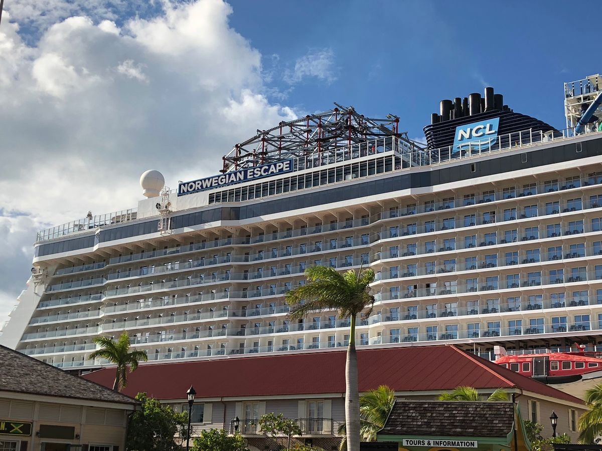 クルーズ船が港に停泊しているところ
近くで見ると巨大マンションみたいで本当...