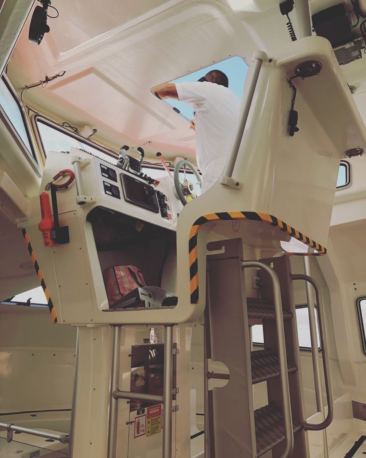 クルーズ船を直接港につけることができない国では
少し沖に停泊して順番に小型...