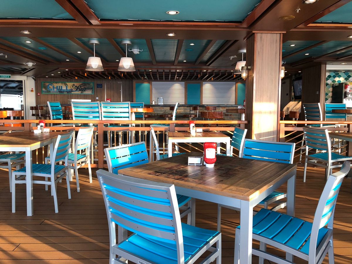 クルーズ船を直接港につけることができない国では
少し沖に停泊して順番に小型...