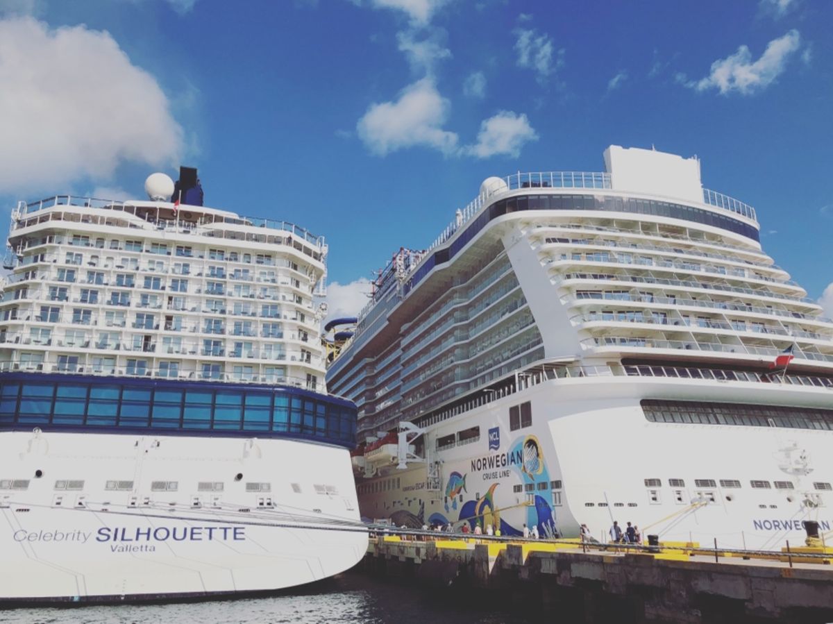 マアウアル・ビーチから港に向かってどんどん歩いて行く

隣に別のクルーズ船...