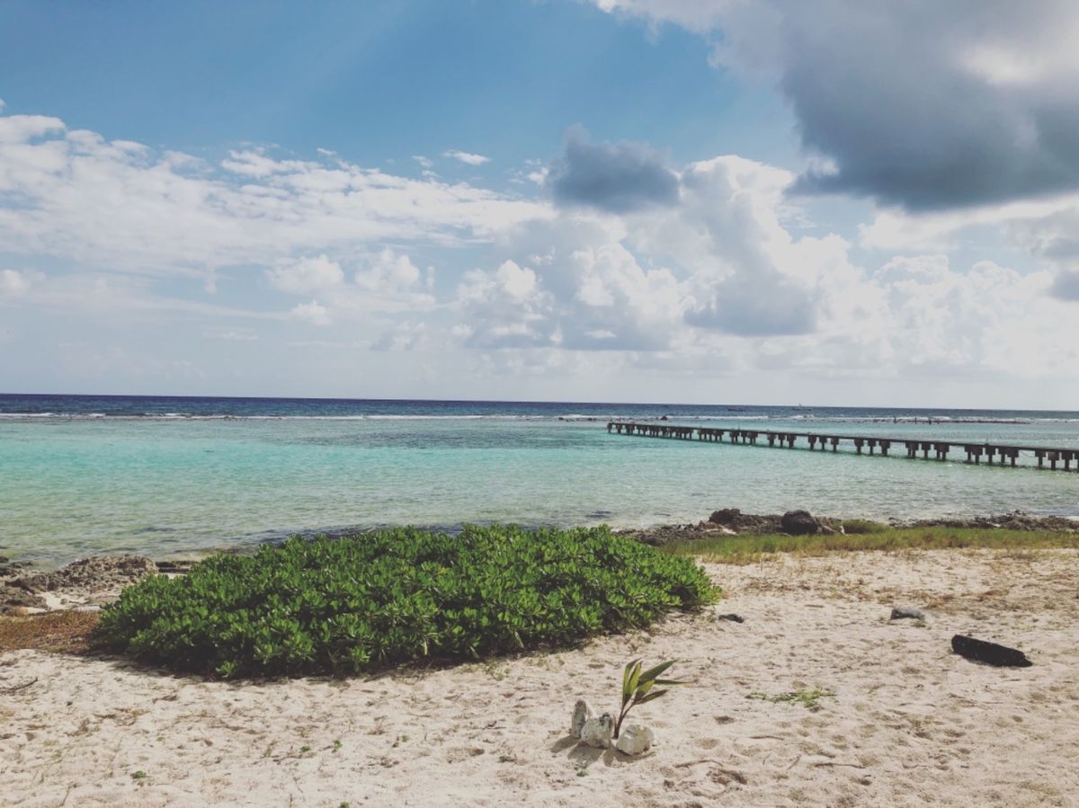 マアウアル・ビーチから港に向かってどんどん歩いて行く

隣に別のクルーズ船...