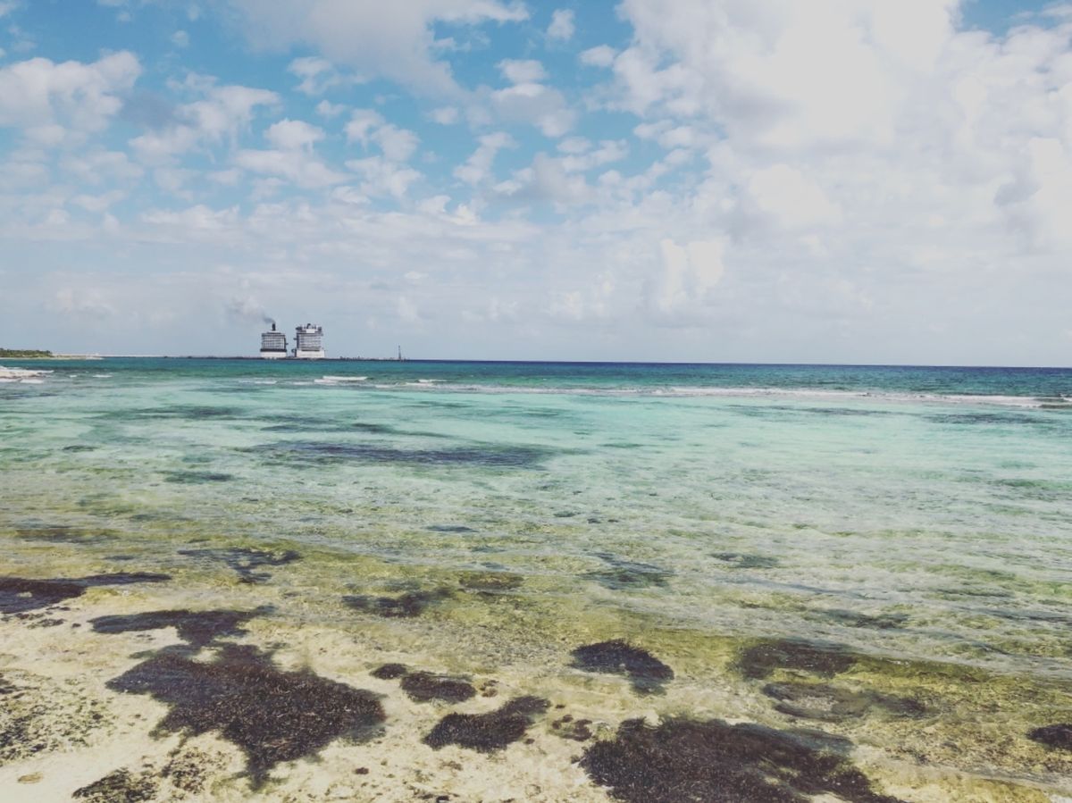 マアウアル・ビーチから港に向かってどんどん歩いて行く

隣に別のクルーズ船...