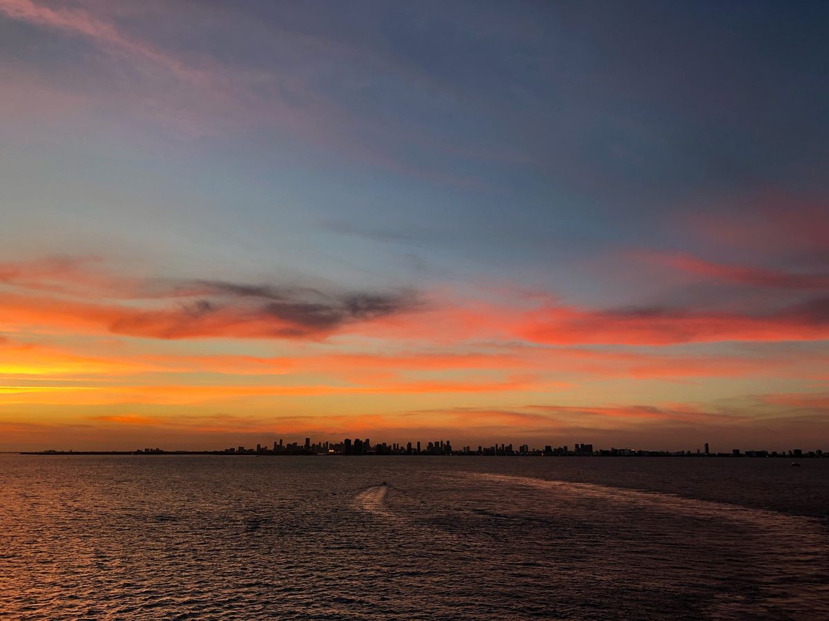 クルーズ船の後尾デッキからのサンセット
全然船酔いもなく
お酒飲みながらボ...