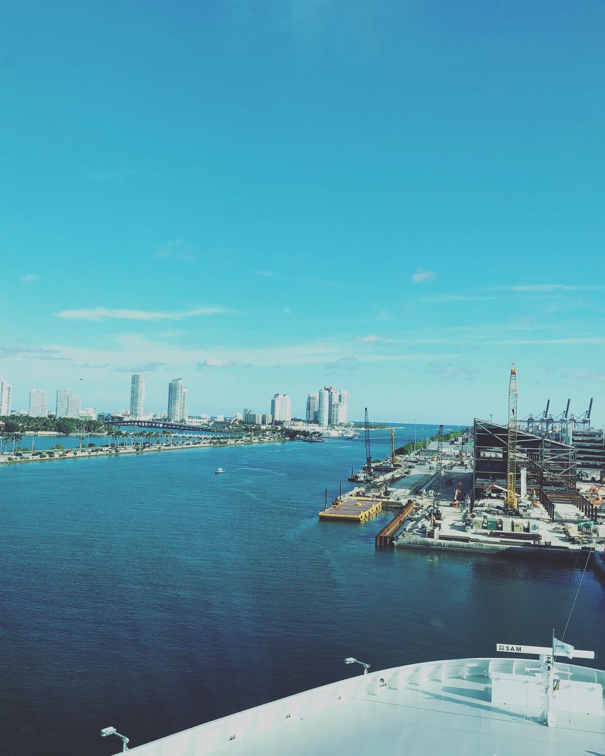 1枚目は部屋の中からの眺め
先頭に近い位置だったからデッキとかとは別の眺め...