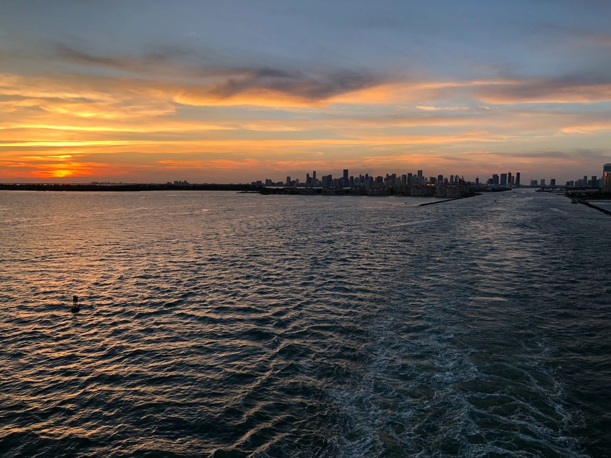 クルーズ船の後尾デッキからのサンセット
全然船酔いもなく
お酒飲みながらボ...