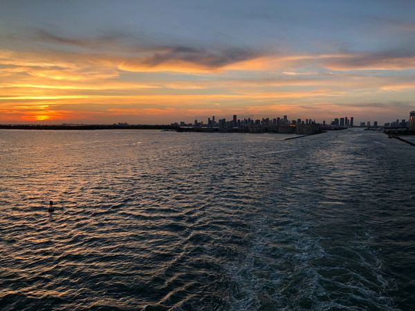 アメリカ(米国)・フロリダ「カリブ海クルーズで周遊！」の写真：クルーズ船の後尾デッキからのサンセット
...