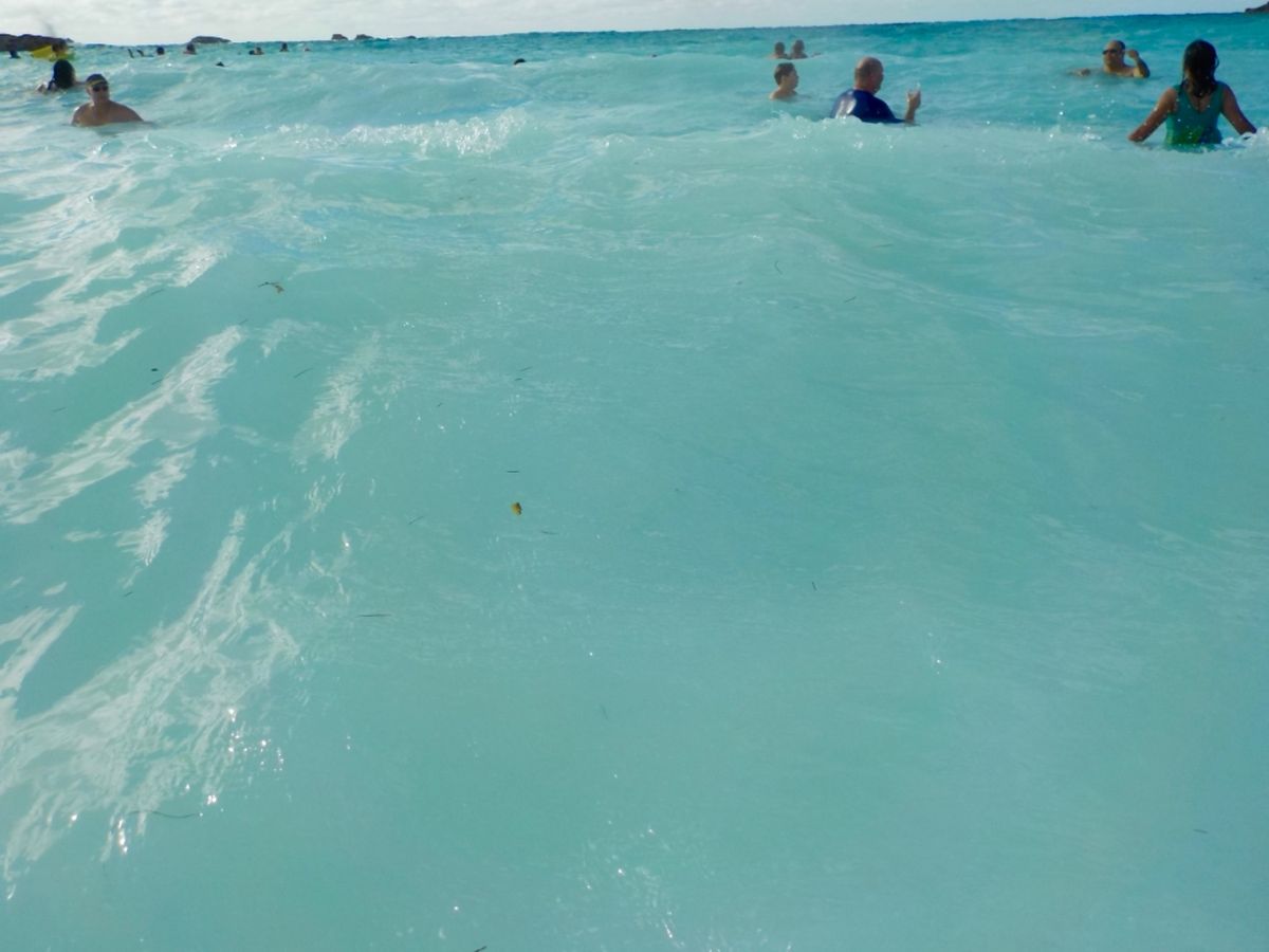 人多すぎん？😂

私もその1人やけども…

海は綺麗なブルーだけど
意外と...