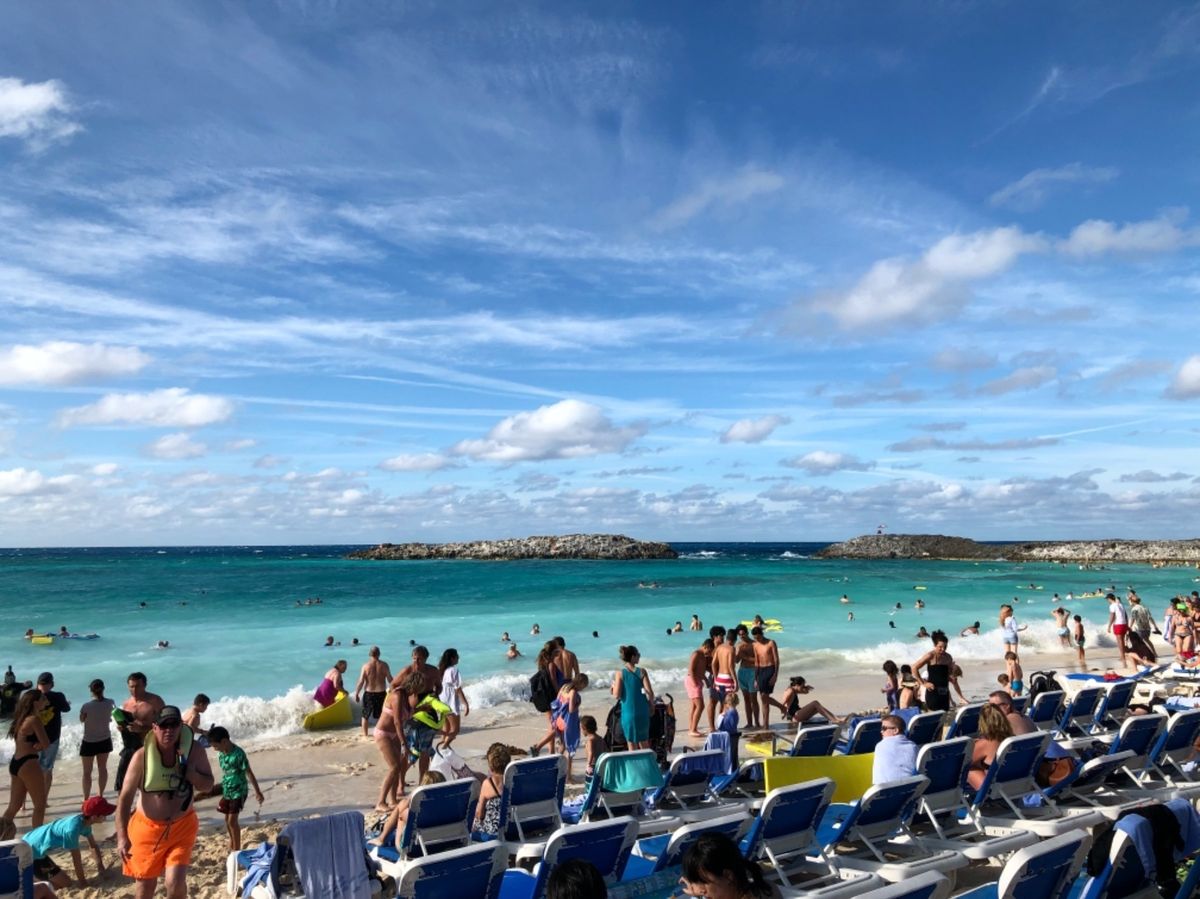 グレードスターラップ島

海の青さが感動的なんだけど
小さな島にクルーズ船...