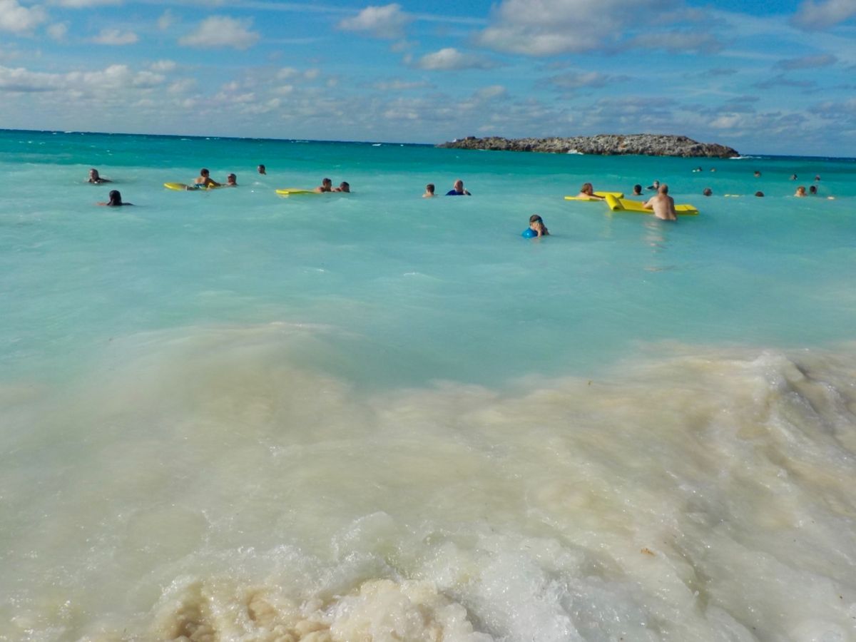 人多すぎん？😂

私もその1人やけども…

海は綺麗なブルーだけど
意外と...