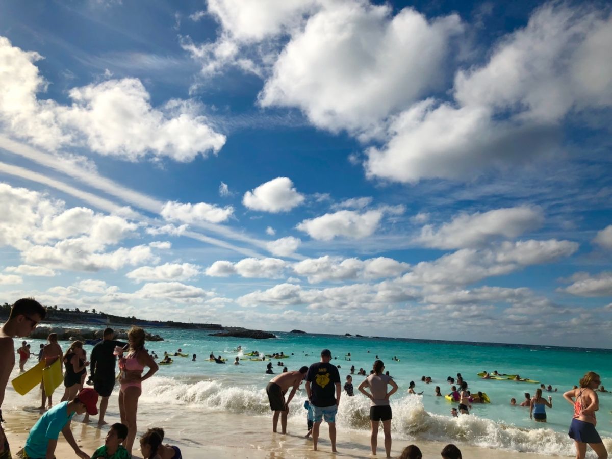 人多すぎん？😂

私もその1人やけども…

海は綺麗なブルーだけど
意外と...