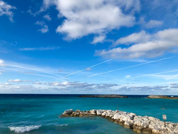 バハマ・グレードスターラップ島「カリブ海クルーズで周遊！」の写真：砂浜ビーチから少し離れたエリアは
波も高...