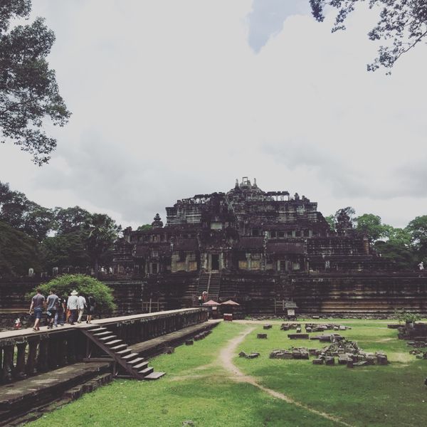 カンボジア・シェムリアップ「遺跡に圧倒された旅」の写真：アンコールトム

階段登るの、結構きつか...