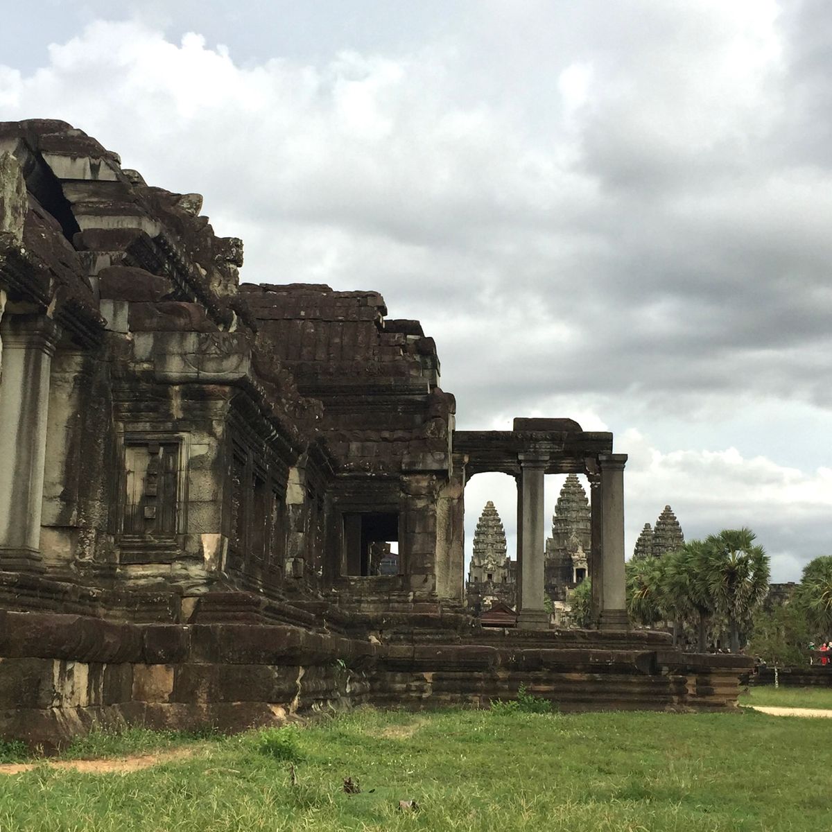 アンコール遺跡

これは図書館だったような…おぼろげな記憶