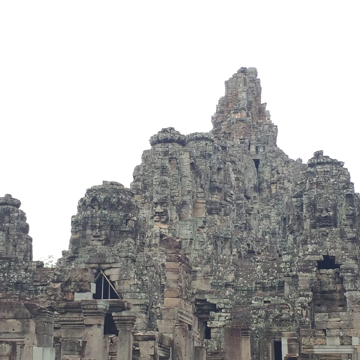 アンコールトム

この遺跡はお札の絵柄にも採用されてるんだよ〜
とガイドさ...