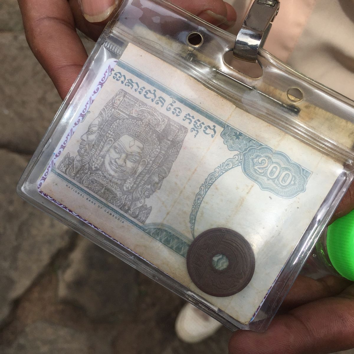 アンコールトム

この遺跡はお札の絵柄にも採用されてるんだよ〜
とガイドさ...