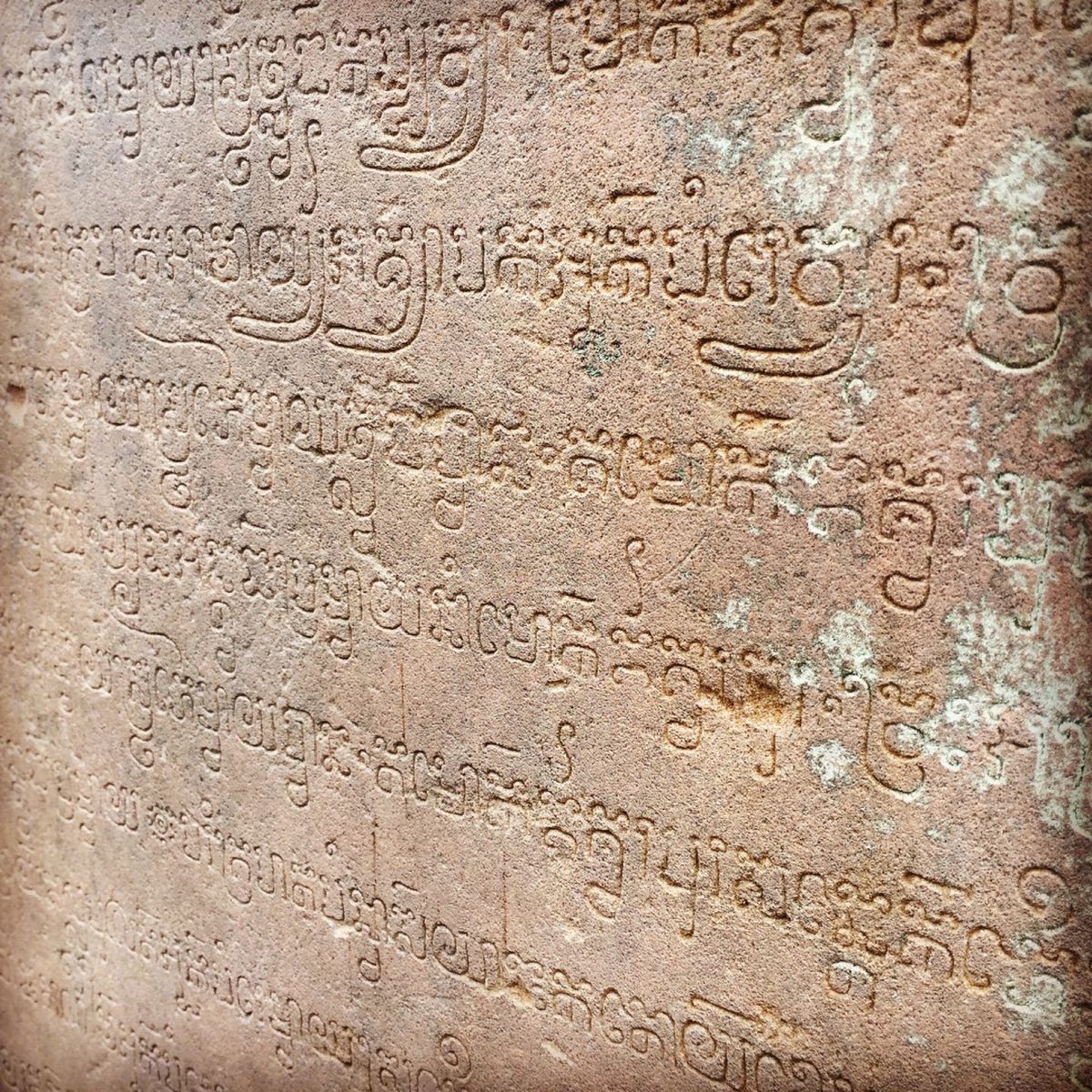 バンテアイ・スレイ បន្ទាយស្រី

ここは小さな遺跡だけど
レリー...