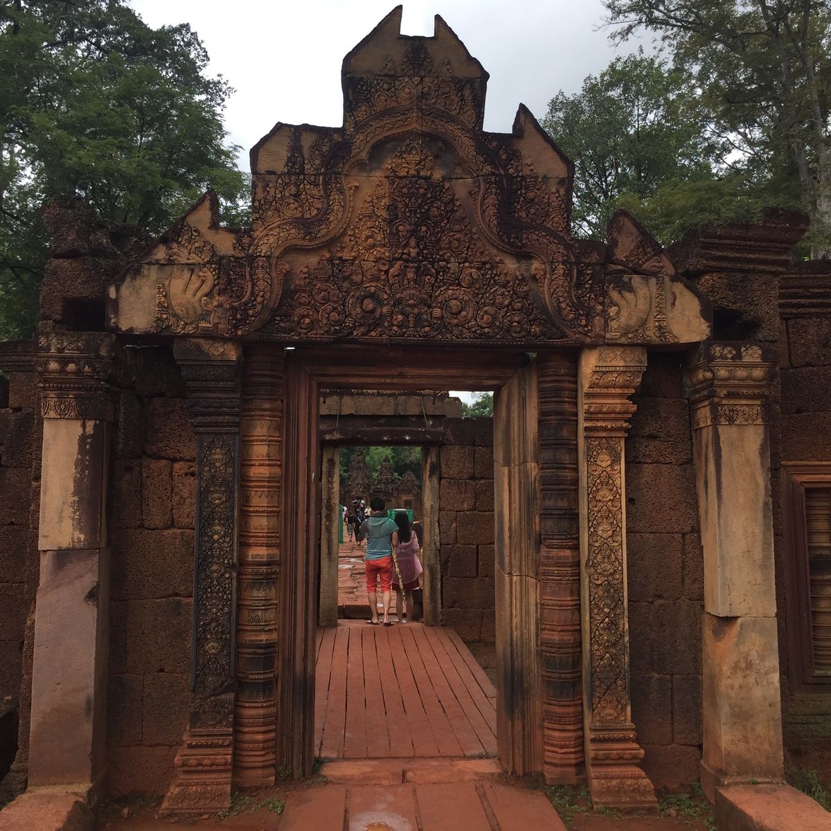 バンテアイ・スレイ បន្ទាយស្រី

日本語でも記されてるの
ちょっ...