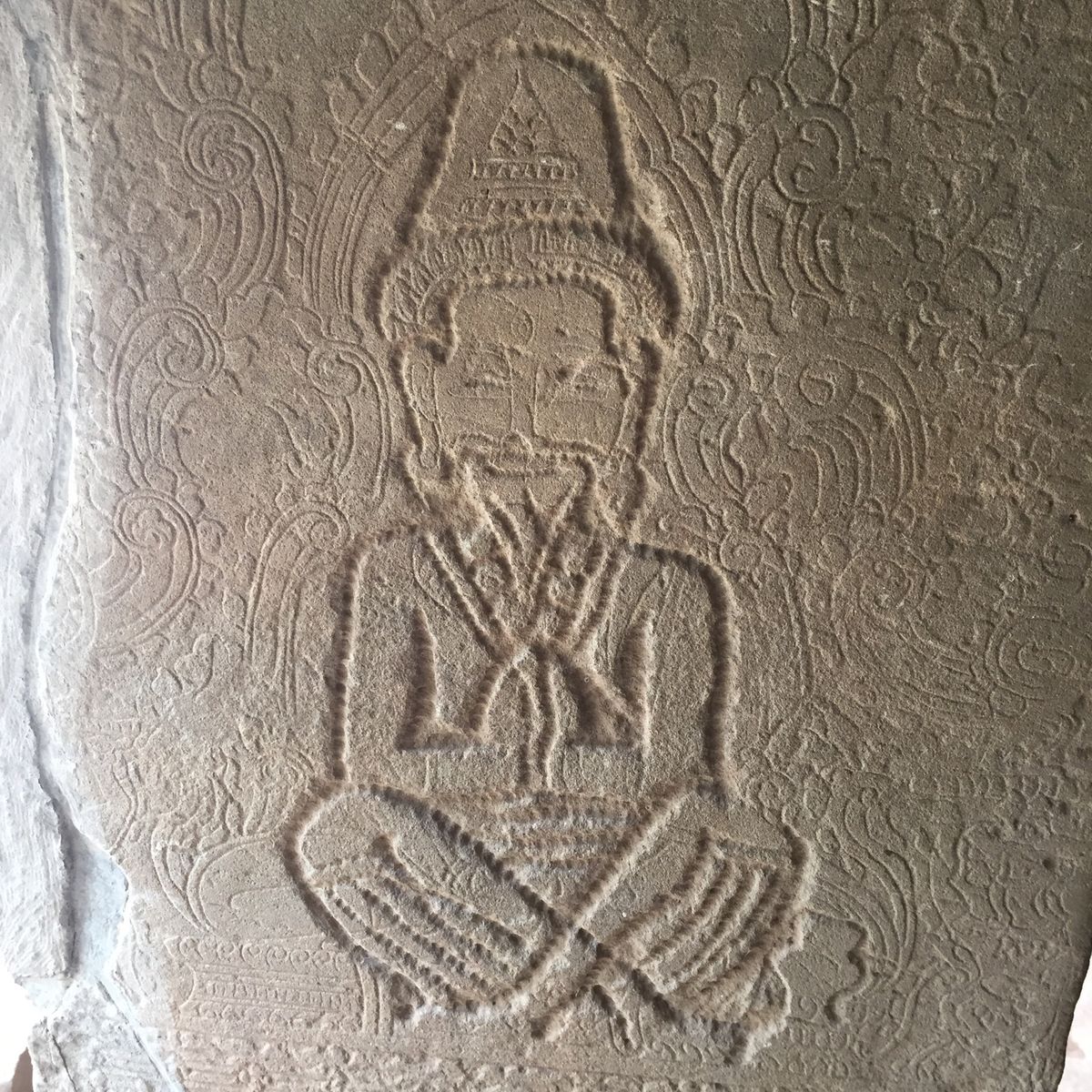 タ・プローム

精巧なレリーフだらけのなか
彫りかけみたいなレリーフもあっ...