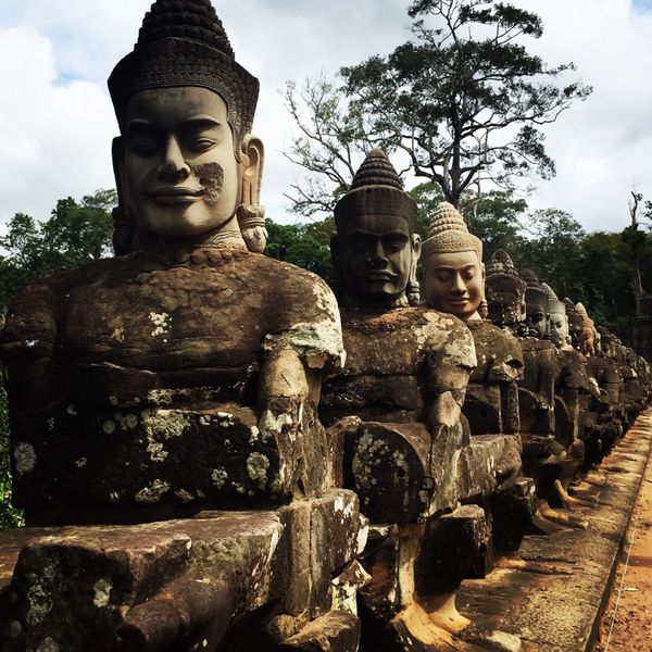 カンボジア・シェムリアップ「遺跡に圧倒された旅」の写真：アンコールワットの（たぶん）南門

門だ...
