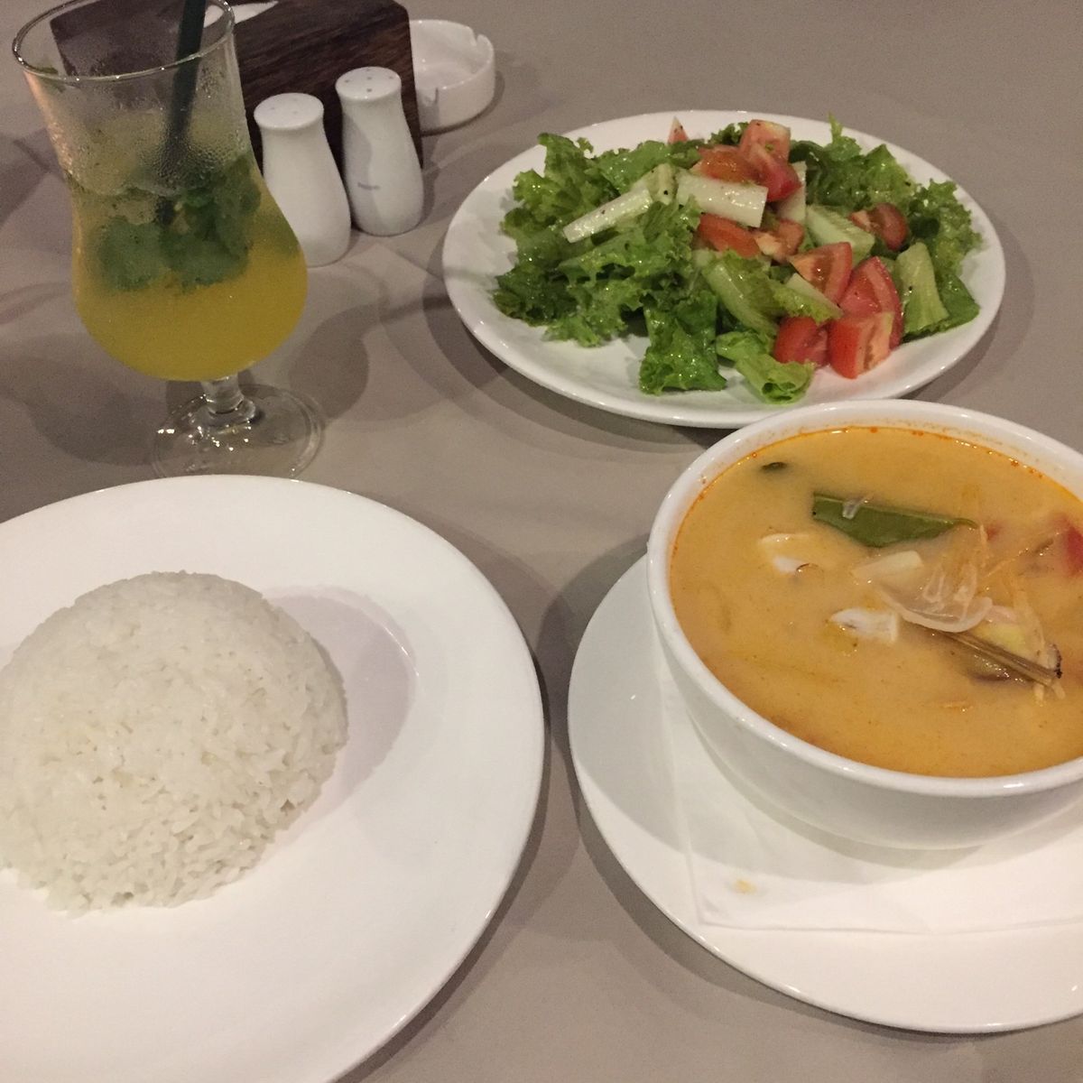 ホワイト ブティックホテル ＆ レジデンス អូតែលសរ

この日の夕食...