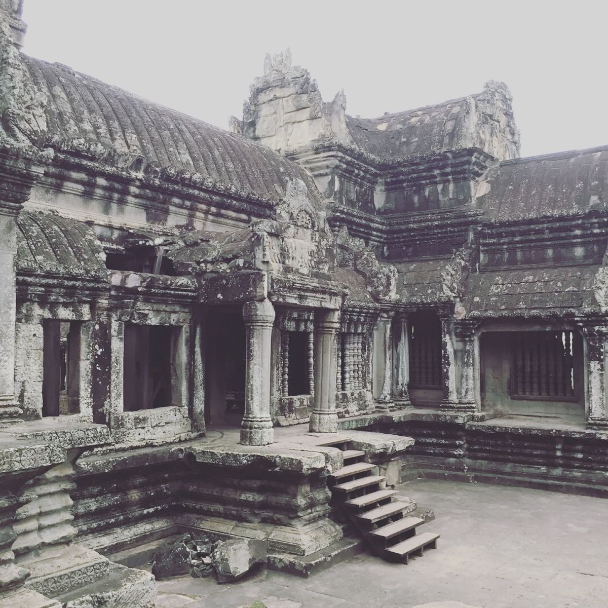 アンコール・ワット

人が写り込まず撮影できると
廃墟感あってカッコいい